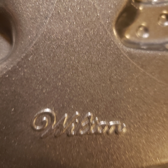 2 new Christmas muffin/cookie pans.  Excellent condition. Never used. - Picture 3 of 8